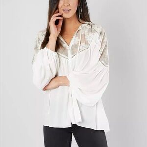 GIMMICKS Floral Embroidered Peasant Top Boho NWT White Grey Sz XS Runs Big